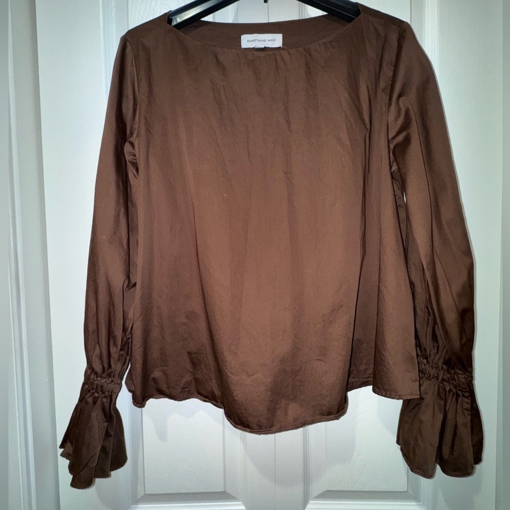 Something Navy brand Brown ruffled Sleeve top. EUC. Size M.
